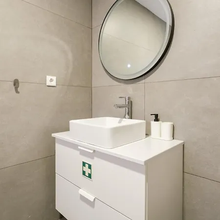 Moving Lines Apartment *